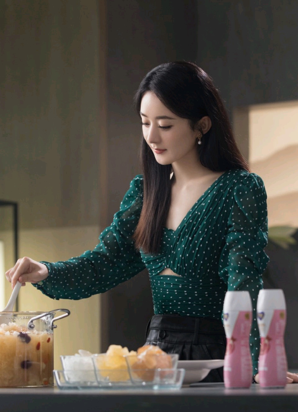 赵丽颖为中餐厅打call,中餐厅赵丽颖接待顾客