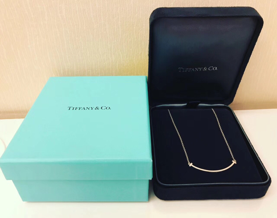 给女神送礼送什么合适 (怎样送女神礼物不尴尬)