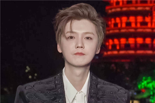 央视照妖镜下，鹿晗颜值逆天生图耐打，说他颜值崩坏的打脸吗？