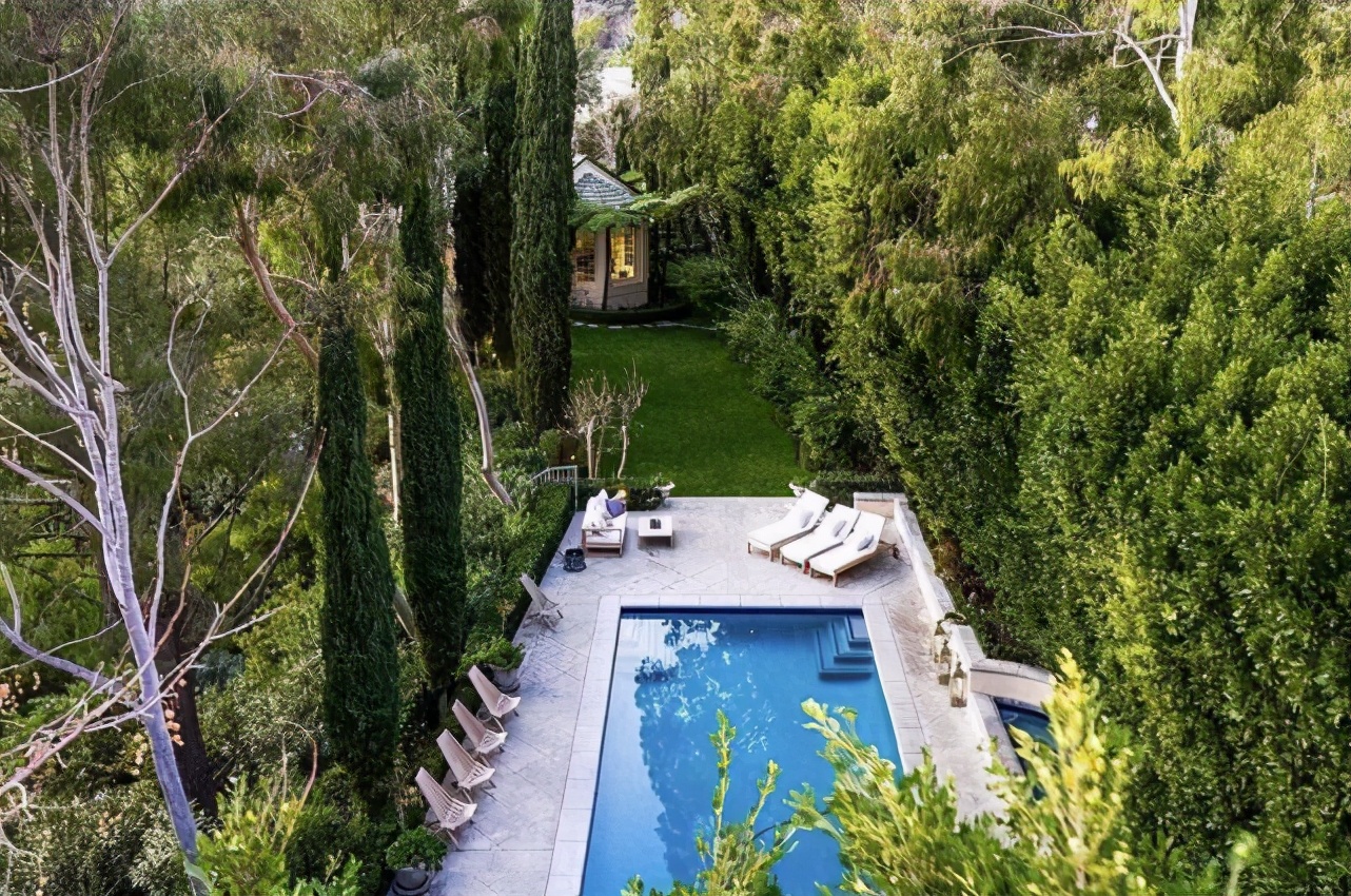 哈里梅根回英国参加活动视频,哈里梅根亮相前争执