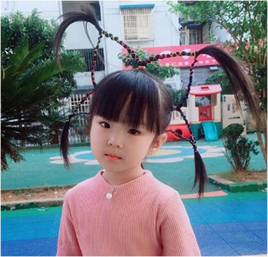 妈妈给萌娃扎五角星辫子,妈妈为女儿扎的五角星头发