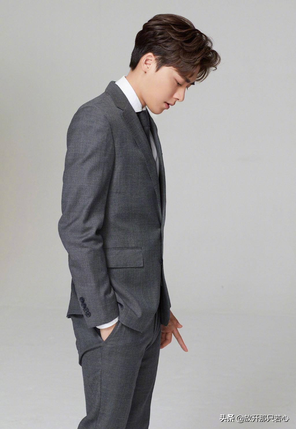 李易峰穿机车皮衣机场,李易峰机车服