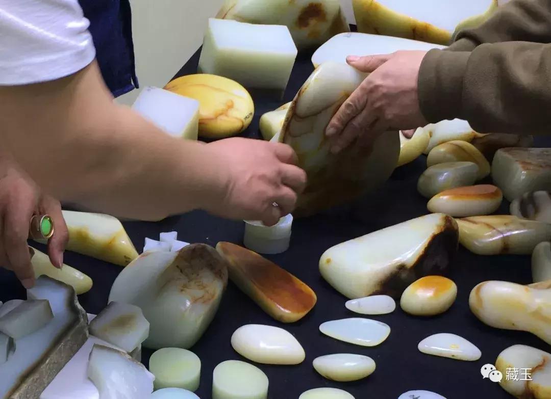 和田玉俄料值不值得入手,和田玉籽料和俄料到底有什么区别