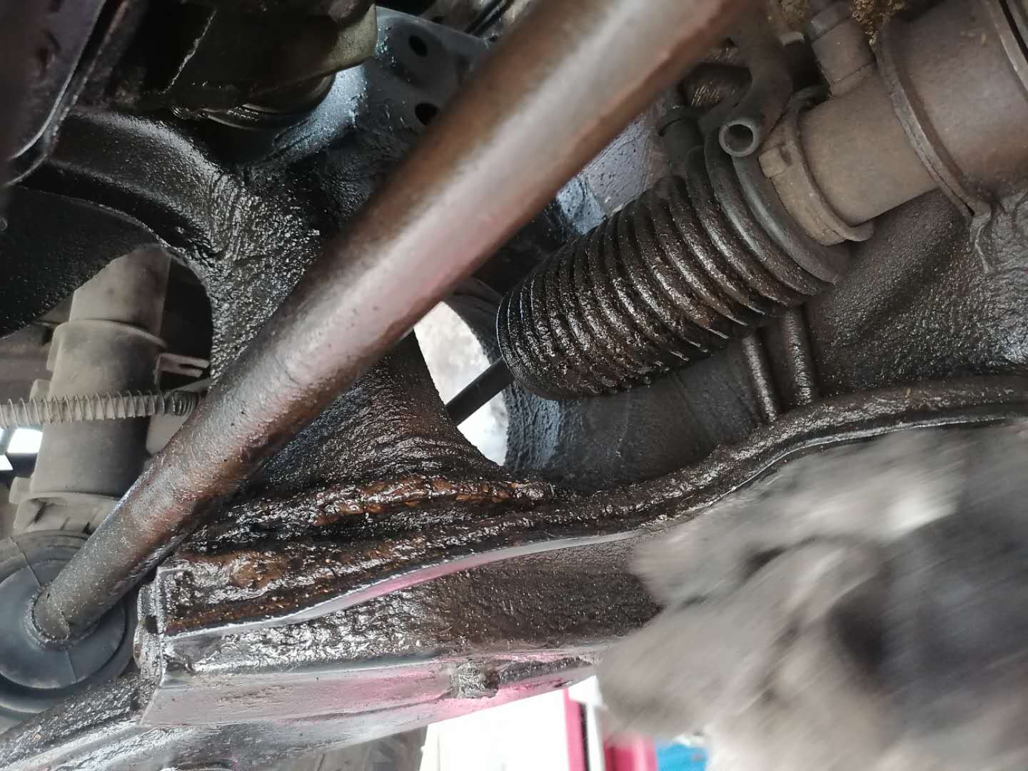 发动机漏油和烧机油大修多少钱,发动机漏油维修费用明细表