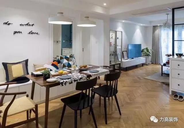 家里人少餐桌买圆还是方,小户型客厅小怎么选餐桌