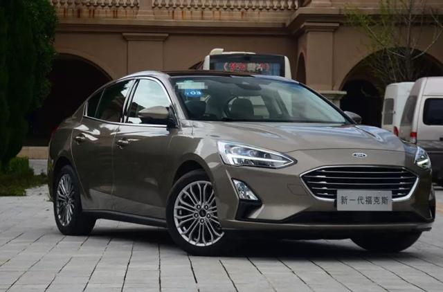 新款福克斯三厢值得买吗,三厢福克斯好看吗