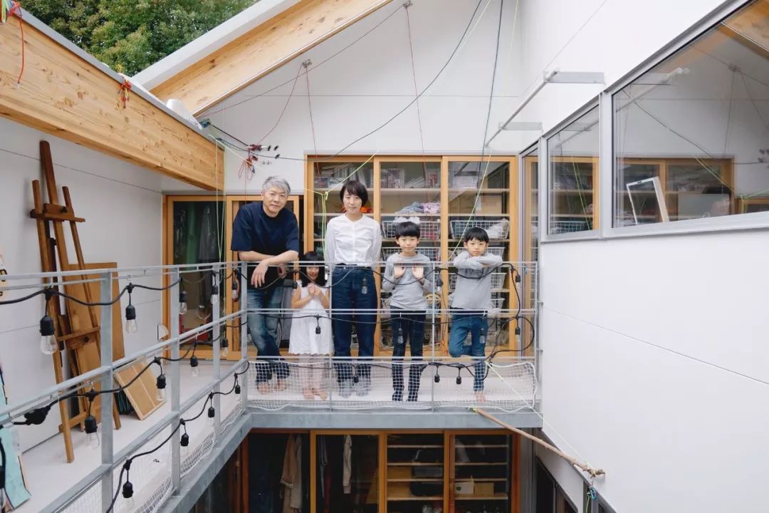 他在市中心建了一座房，38㎡住一家五口，居然没屋顶？