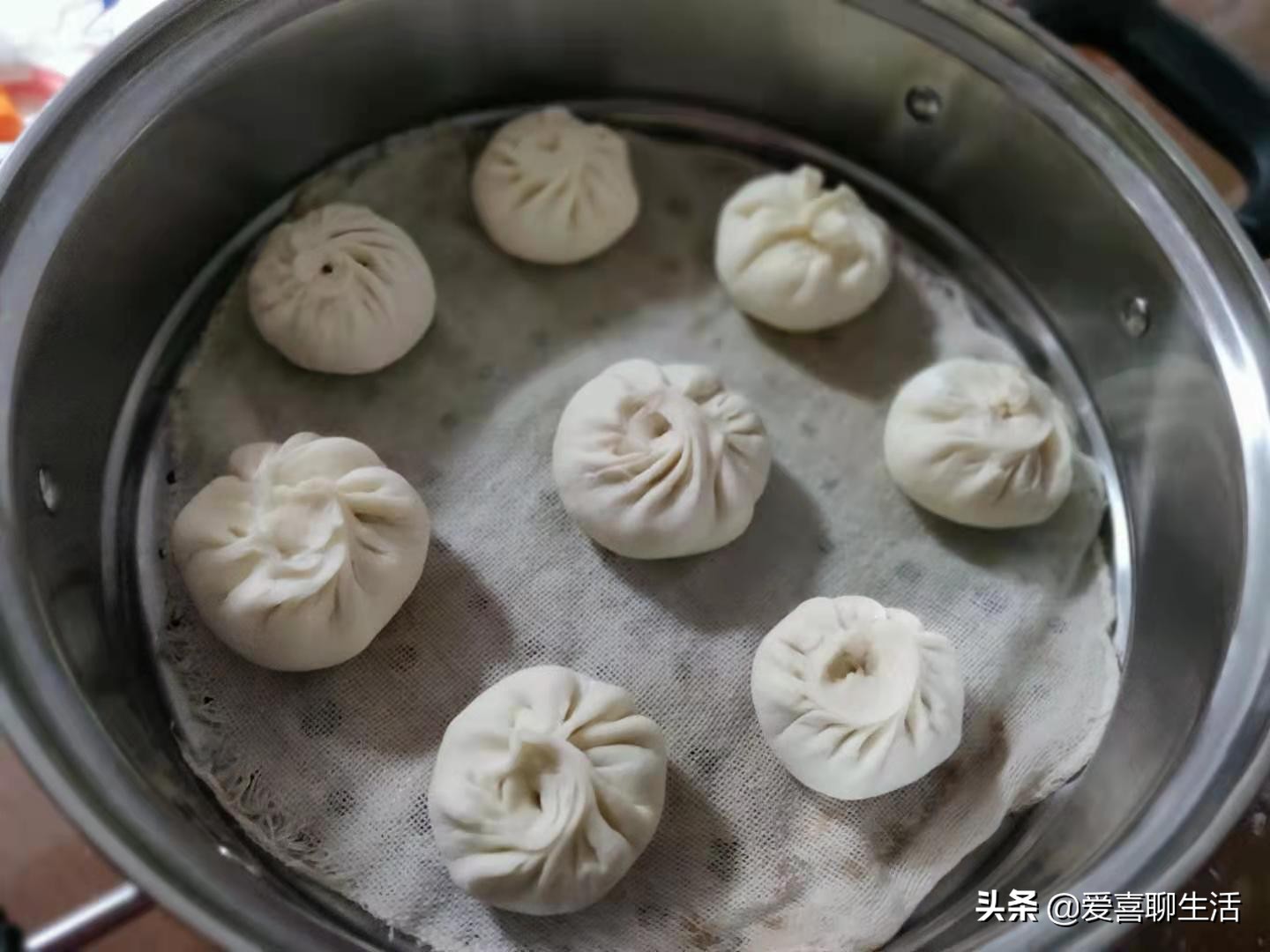 为什么蒸包子一揭盖包子就塌陷,如何把包子蒸得蓬松柔软