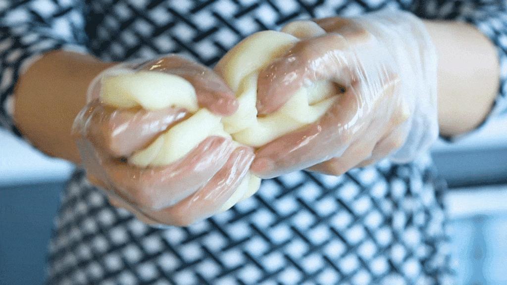 做好的冰皮月饼多久会变硬,冰皮月饼的皮冷冻后变硬怎么解决