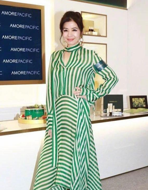 60岁钟楚红近照潇洒,59岁钟楚红气质依旧