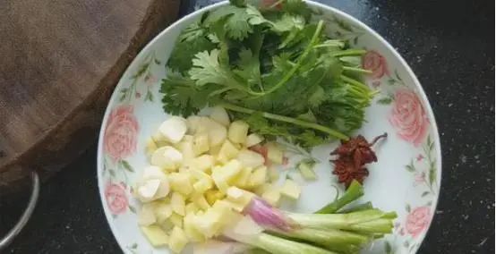 清炖草鱼汤豆腐怎么炖好吃又简单,郫县豆瓣酱炖草鱼豆腐的家常做法