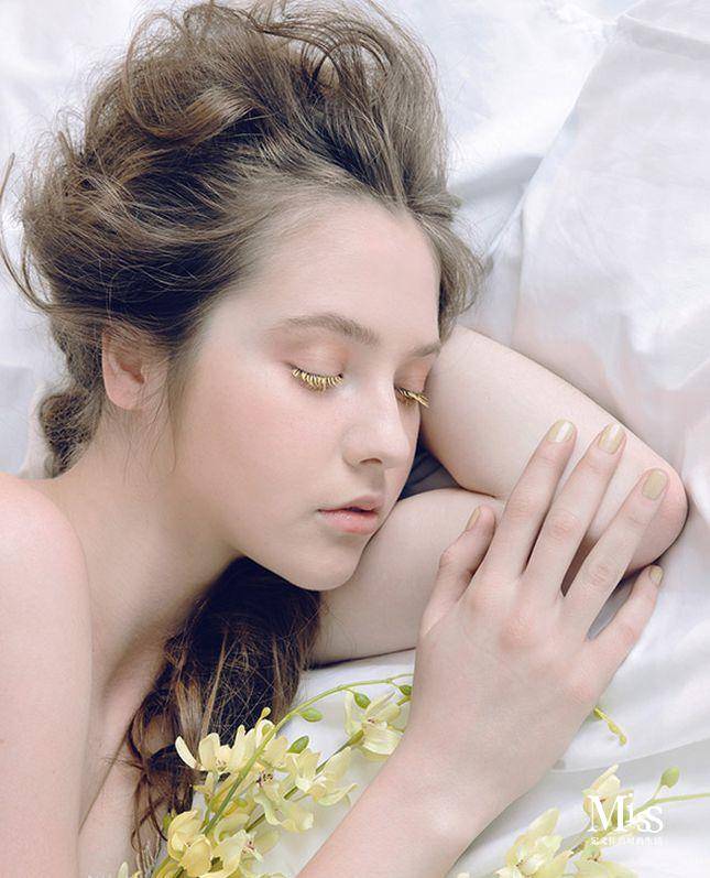 很多品牌推出各种颜色的睫毛膏，却孤零零地躺在专柜里无人问津