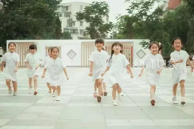 毕业最创意的毕业照多人,毕业照用什么造型好看