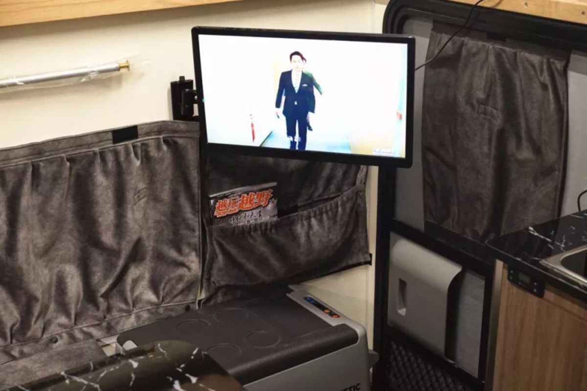 新款国六麦卡单排越野房车,定制四驱越野全地形b型长轴房车