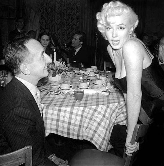 罕见历史照,梦露参加肯尼迪宴会礼服价值百万,伊丽莎白女王登基