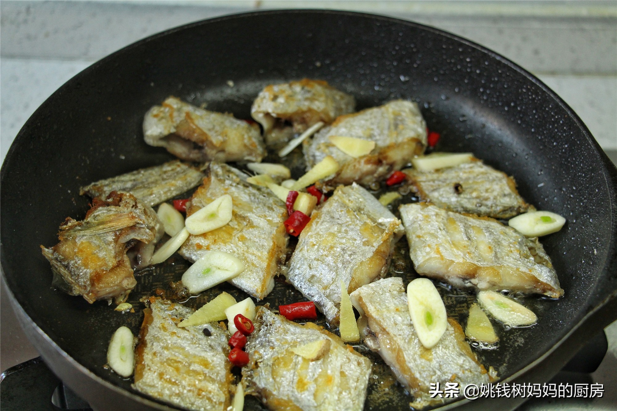 干煎带鱼用生粉还是用鸡蛋裹,带鱼没有胡椒粉淀粉怎么做