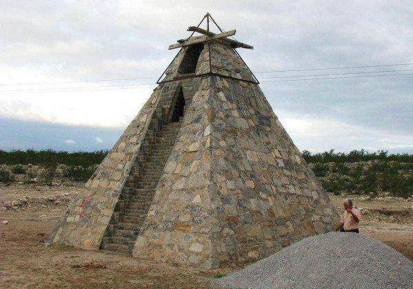 他们抢劫老妈、用锡箔包房子、修建时光机，还说受了外星人指使