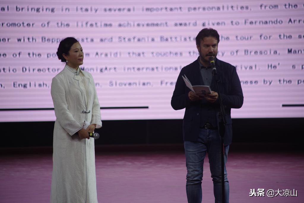 2018西昌邛海“丝绸之路”国际诗歌节首场朗诵会上主持人王明青惊艳全场今晚还可看她主持听她朗诵