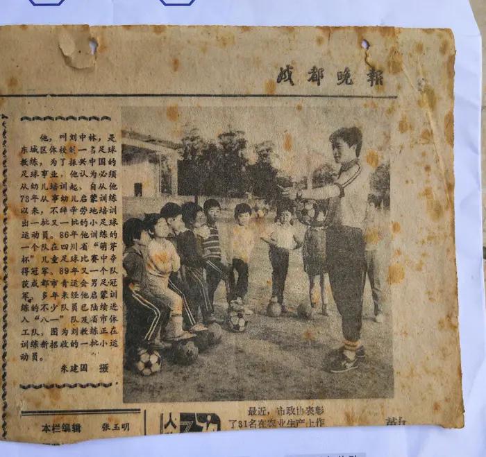 小孩在学校打足球,小孩在踢足球比赛