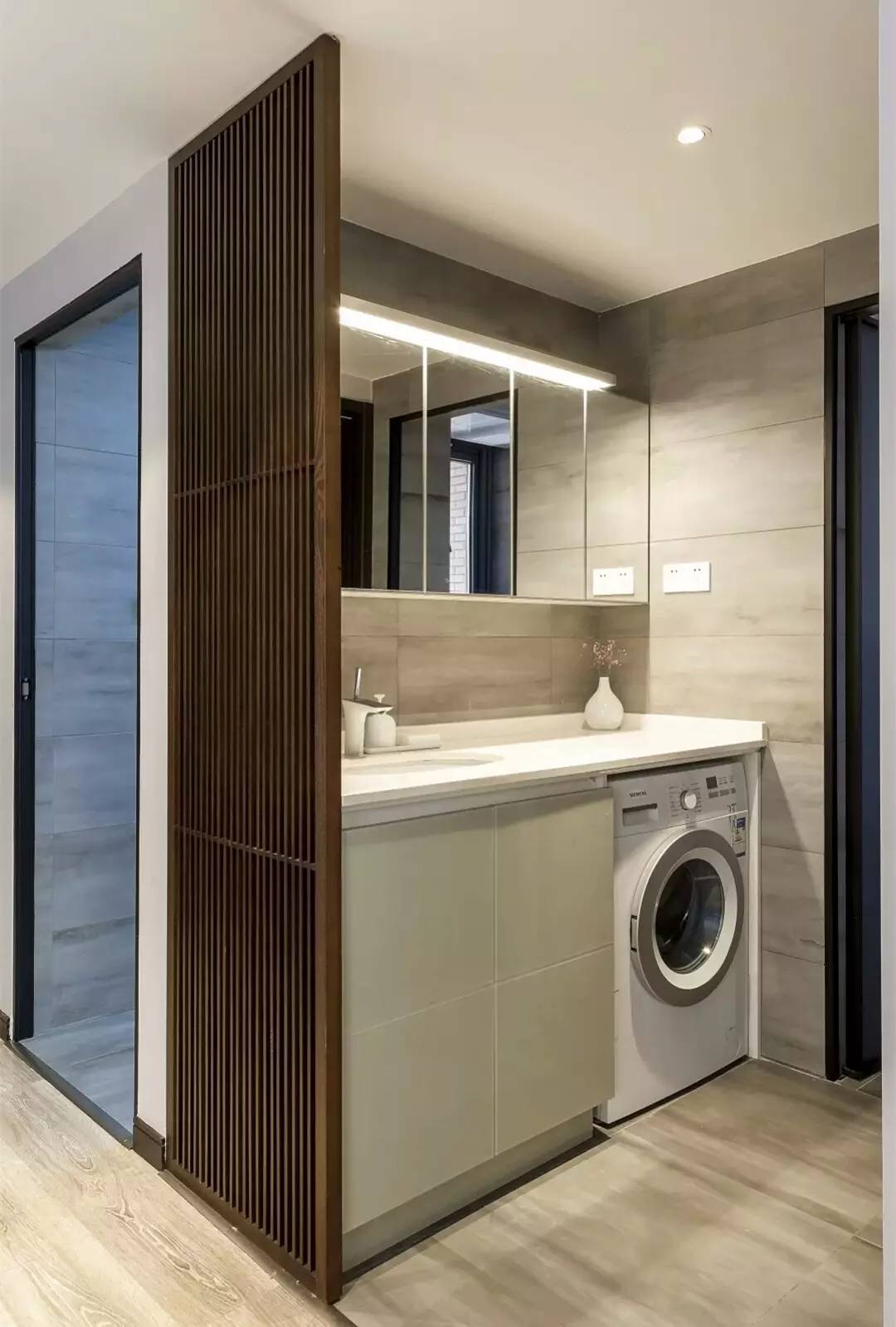 卫生间门正对客厅怎么做隔断,马桶正对卫生间门用玻璃隔断