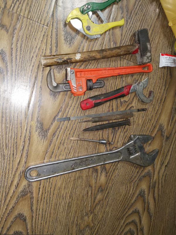 暖气放气螺丝锈死拧不下来妙招,暖气过滤网螺丝的正确拆卸方法