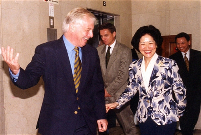 1997年香港回归场景如何？彭定康垂头丧气，一家人离港前痛哭流涕