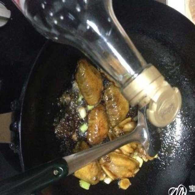 香辣红烧鸡翅,红烧鸡翅怎么做又嫩又好吃