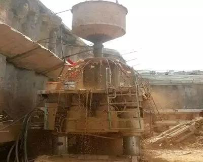 旋挖钻孔灌注桩施工视频,地铁钻孔灌注桩施工视频