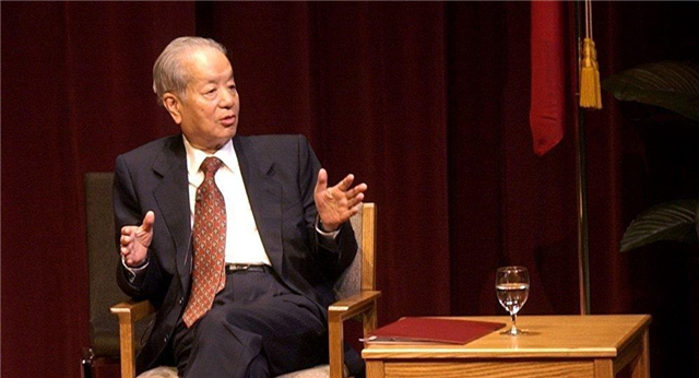 1997年香港回归场景如何？彭定康垂头丧气，一家人离港前痛哭流涕