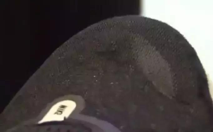 网上买运动鞋试穿后有痕迹能退吗,专卖店买的运动鞋能退换吗