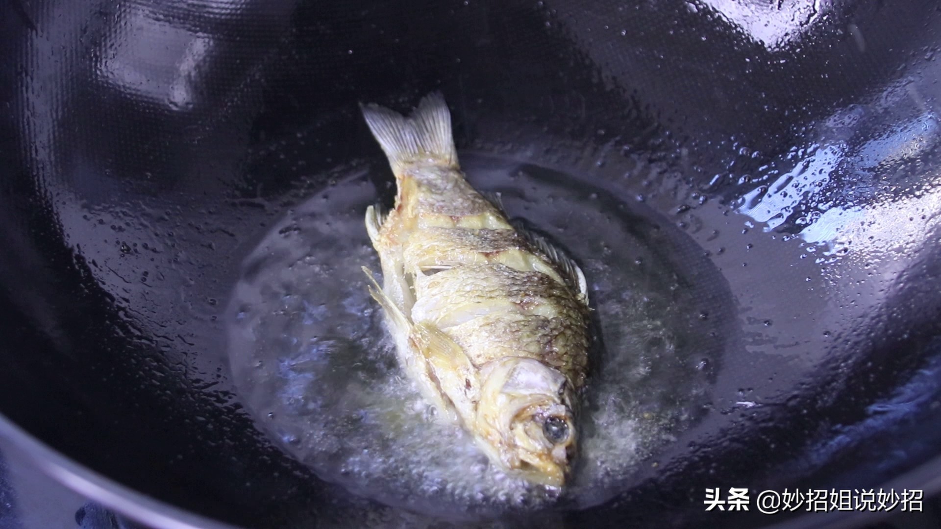 煎鱼煎不粘锅小秘诀,热油煎鱼还是冷油煎鱼不粘锅