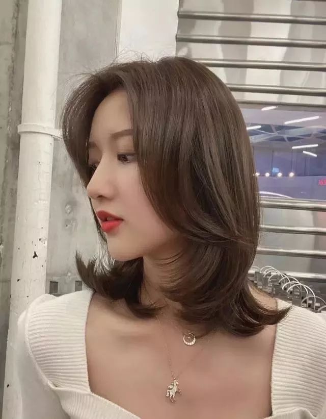 小脸发型女2020流行中短烫发发型,小脸发型女2020流行发型超短发