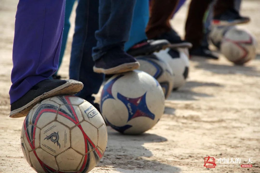 胡同看足球,胡同里踢足球教学视频