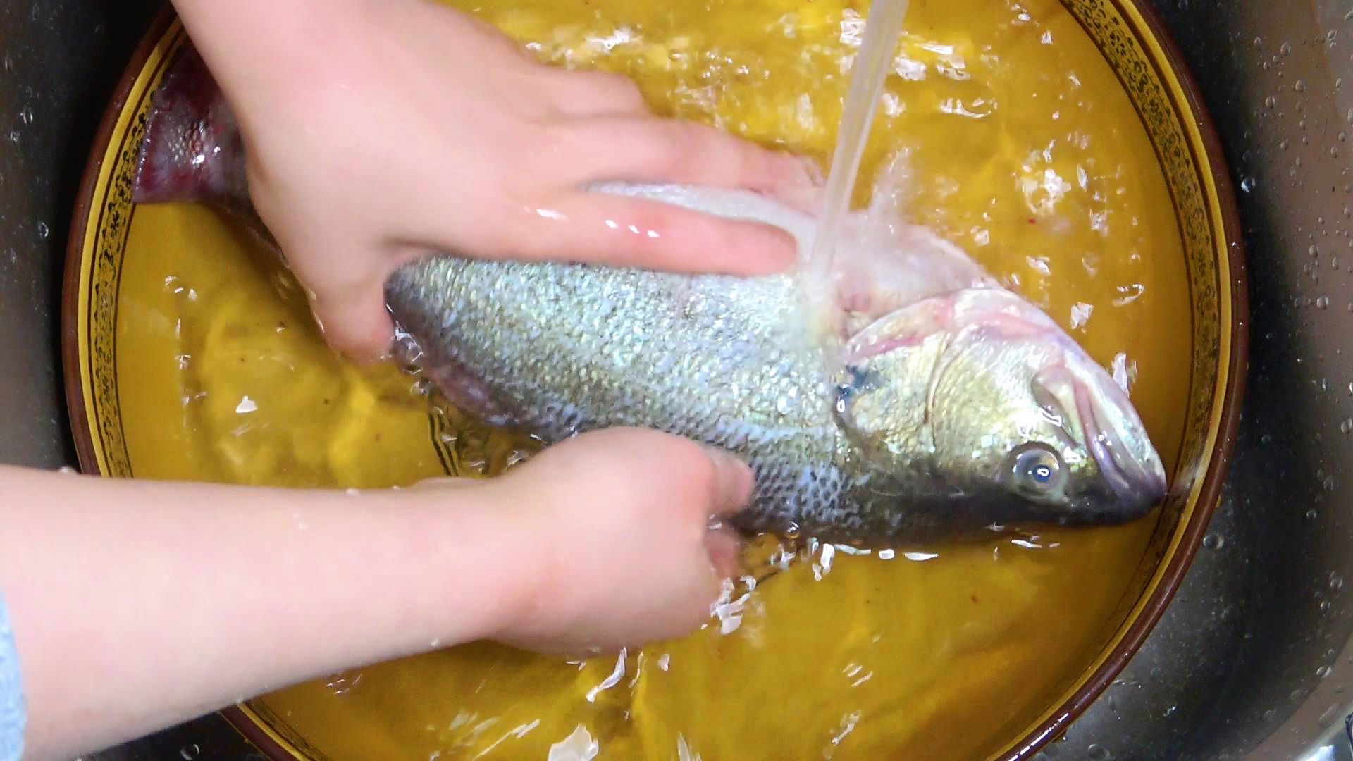 清蒸鱼怎么处理鱼肉会嫩滑,清蒸鱼的正确方法不用油