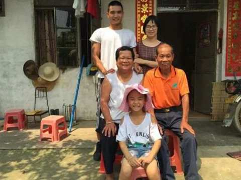 小伙儿替大学室友尽孝15年：“我就是你们的儿子”