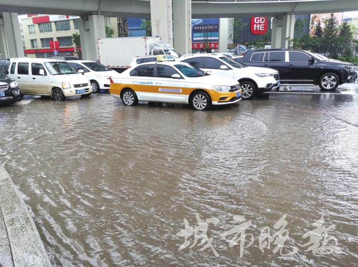 长春街道暴雨后积水严重车辆被困,长春暴雨致城区多处积水