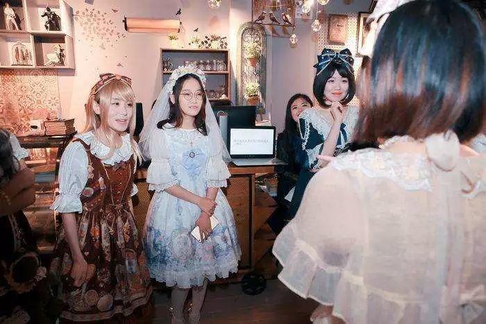 lo圈的美学理念下不断修正、改变自我，让自己配得上这些小裙子