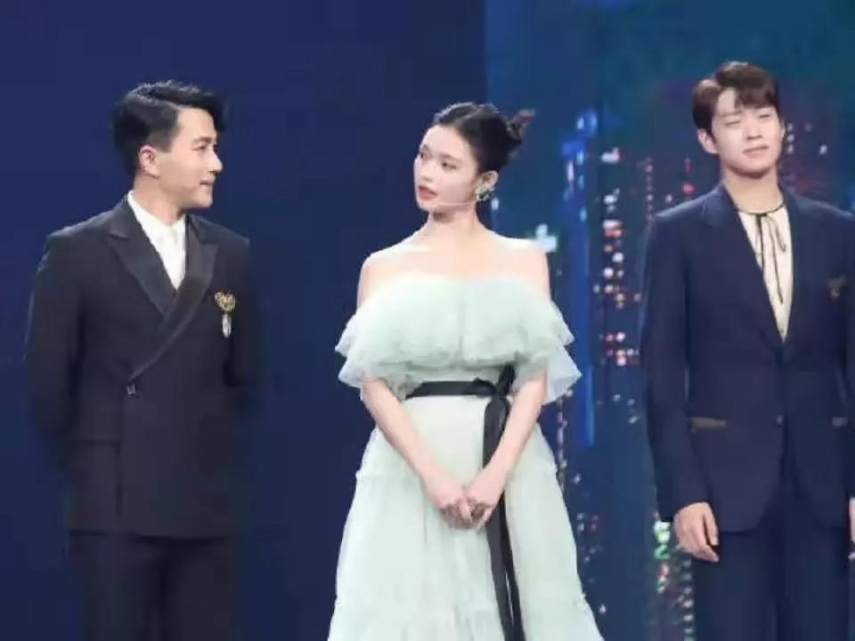 王菲谢霆锋复合回顾坎坷情史,谢霆锋王菲罕见世纪同台