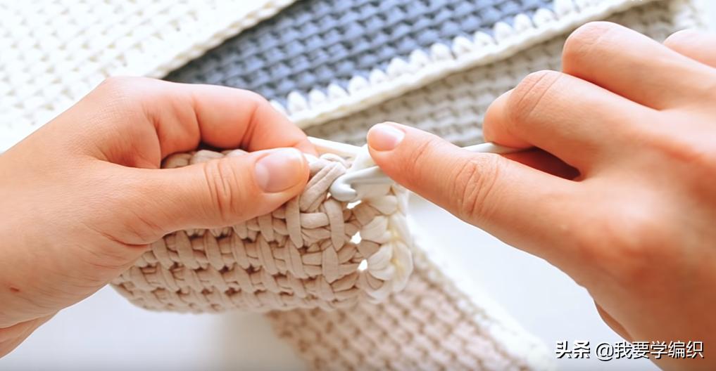 十一与其出门人挤人，不如在家看电视钩包包，一款拼色手提袋教程