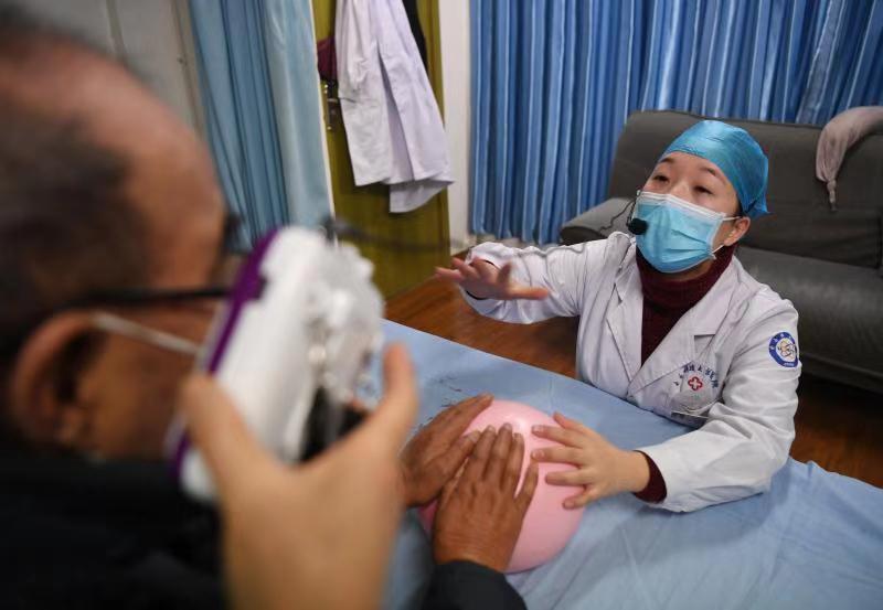 老年人听力不好需要佩戴助听器,老人听力下降助听器戴了改善不了