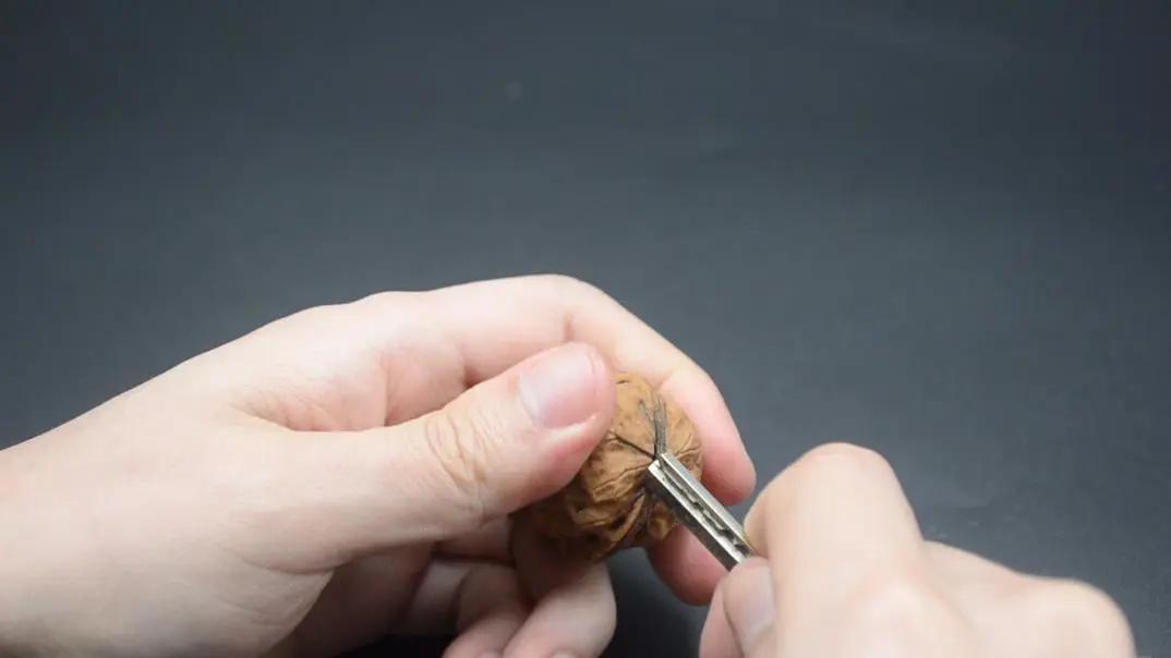 剥瓜子用手扣,剥花生别再用手抠了