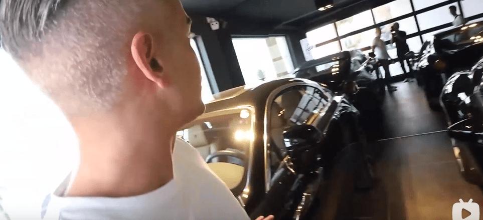 迪拜男子奋斗十年买下劳斯莱斯,迪拜小伙卖掉劳斯莱斯买法拉利