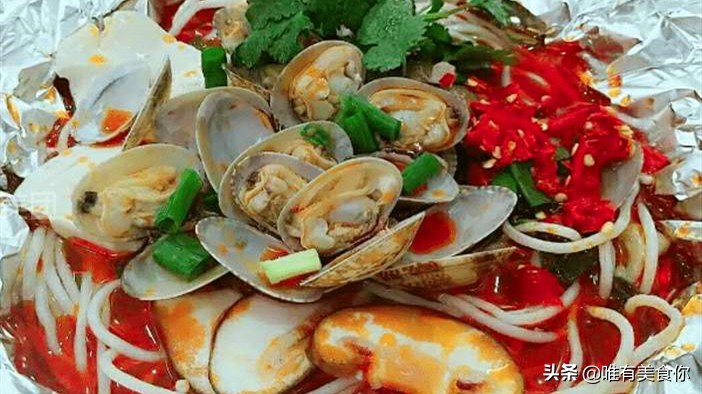 火爆地摊美食锡纸花甲米线，做法很简单，1勺金汤料成就的美味