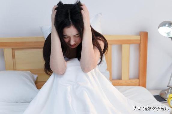 宝妈刚出月子就来例假了怎么回事,月子期间宝妈来少量月经正常吗