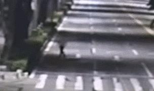 奇葩醉酒男把拱北闹市路口当床，铺上被子呼呼大睡！过往司机心惊胆战！