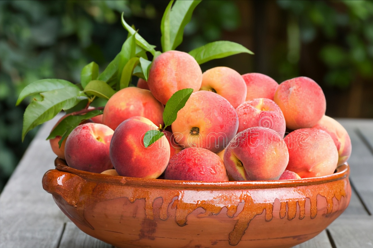 桃子怎么挑选桃核不裂,桃子怎样挑才能甜呢