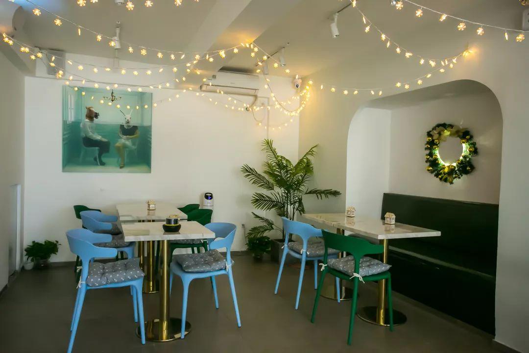 双色的双层小店，晚上有满天星星，呆足一天也不够