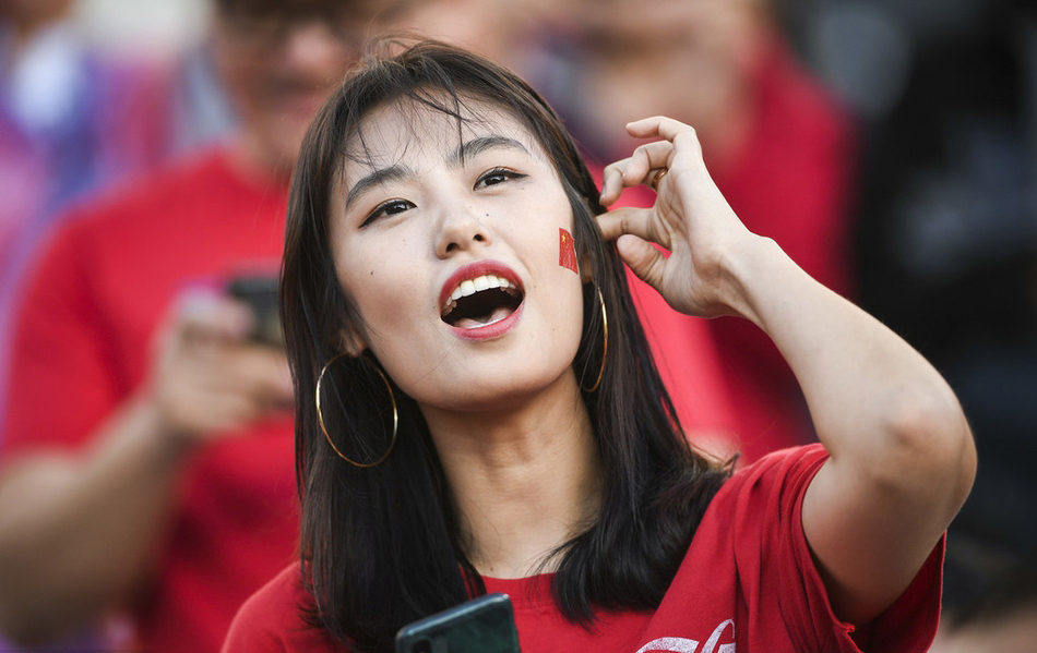 女球迷脸上油彩,中国女球迷给国足加油