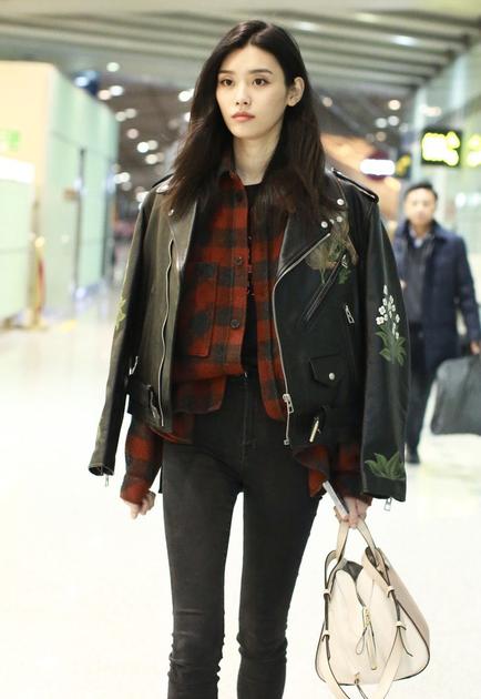 妈妈，我想要机车皮衣！要，要两件！妈妈真好，谢谢妈妈