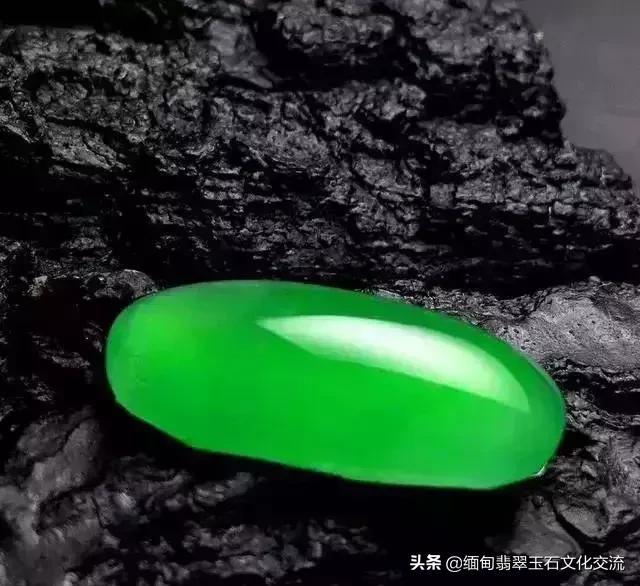 翡翠最简单的保养方法是用水泡吗,翡翠保养方法分享如何保养翡翠